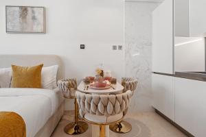 Ein Sitzbereich in der Unterkunft Chalet Homes - LUX New Studio With 2 Double Beds in Downtown Dubai