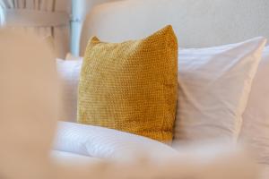 Ein Bett oder Betten in einem Zimmer der Unterkunft Chalet Homes - LUX New Studio With 2 Double Beds in Downtown Dubai
