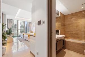 Ein Bett oder Betten in einem Zimmer der Unterkunft Chalet Homes - LUX New Studio With 2 Double Beds in Downtown Dubai
