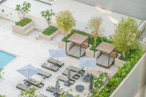 Der Swimmingpool an oder in der Nähe von Chalet Homes - LUX New Studio With 2 Double Beds in Downtown Dubai