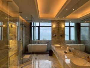 Ένα μπάνιο στο Khemarak Hotel 凯娜酒店 +65 φωτογραφίες
