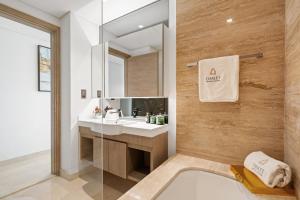 Ein Badezimmer in der Unterkunft Chalet Homes - LUX New Studio With 2 Double Beds in Downtown Dubai