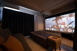 TV a/nebo společenská místnost v ubytování GoodStay301