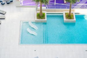 Der Swimmingpool an oder in der Nähe von Chalet Homes - LUX New Studio With 2 Double Beds in Downtown Dubai