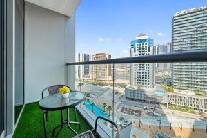 Ein Balkon oder eine Terrasse in der Unterkunft Chalet Homes - LUX New Studio With 2 Double Beds in Downtown Dubai