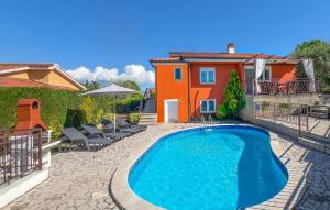 una piscina frente a una casa en 2 Bedroom Awesome Home In Porec, en Poreč