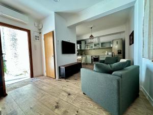 a living room with a couch and a kitchen at MonJa puhkemaja in Marathokampos +17 photos