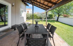 Patio alebo iná vonkajšia časť ubytovania Holiday Home Valbandon 11