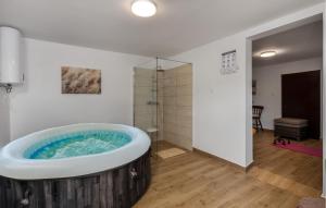 Koupelna v ubytování 2 Bedroom Stunning Home In Drivenik