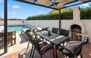 Bazén v ubytovaní Holiday Home Valbandon 11 alebo v jeho blízkosti