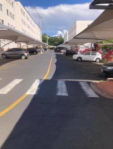 una calle con coches aparcados al costado de la carretera en Apartamento Lirio Confort, en Franca