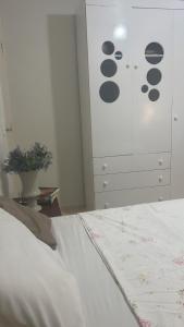 Un dormitorio con una cómoda con círculos negros. en Apartamento Lirio Confort, en Franca 8 fotos más