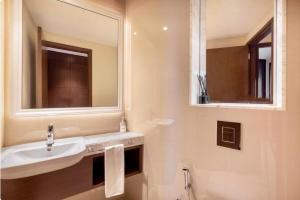 un bagno con lavandino e specchio di The Address Fountain Views Residence High Floor with Burj Khalifa view and access to Dubai mall a Dubai