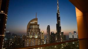 vista notturna sullo skyline della città di The Address Fountain Views Residence High Floor with Burj Khalifa view and access to Dubai mall a Dubai