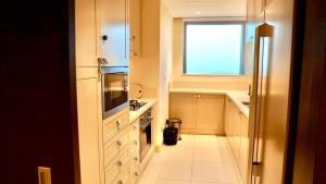 Foto dalla galleria di The Address Fountain Views Residence High Floor with Burj Khalifa view and access to Dubai mall a Dubai