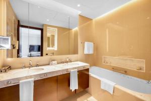 Bagno di The Address Fountain Views Residence High Floor with Burj Khalifa view and access to Dubai mall