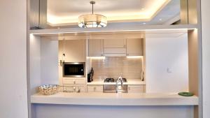 Cucina o angolo cottura di The Address Fountain Views Residence High Floor with Burj Khalifa view and access to Dubai mall