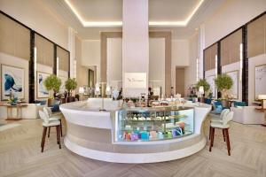 Foto dalla galleria di The Address Fountain Views Residence High Floor with Burj Khalifa view and access to Dubai mall a Dubai