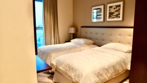 Letto o letti in una camera di The Address Fountain Views Residence High Floor with Burj Khalifa view and access to Dubai mall