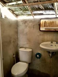 ein Badezimmer mit Toilette und Waschbecken in der Unterkunft Peisanae Faikeng Resort in Nan