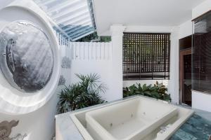 Koupelna v ubytování Lunar Mansion Hotel - โรงแรม ลูน่า แมนชั่น เชียงใหม่ + 93 fotografií