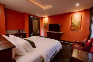 TV a/nebo společenská místnost v ubytování Lunar Mansion Hotel - โรงแรม ลูน่า แมนชั่น เชียงใหม่