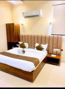 Postel nebo postele na pokoji v ubytování Hotel 'S' IN Ramesh Nagar