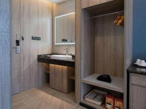 a bathroom with a sink and a mirror at hailihotel in Dongguan +150 photos