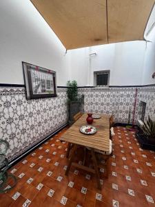 Una mesa con un plato de comida encima en El apartamento verde, en Ayamonte