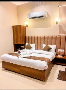 Postel nebo postele na pokoji v ubytování Hotel 'S' IN Ramesh Nagar