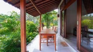 Green Coconut Cottage外面的花园