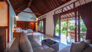Green Coconut Cottage的休息区