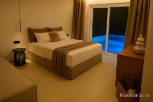 Postel nebo postele na pokoji v ubytování Rhotheon Suites in Ialysos Rhodes - with private pool