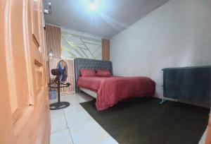 Ένα ή περισσότερα κρεβάτια σε δωμάτιο στο MENPoRKOsT DaN FaMILY Homestay