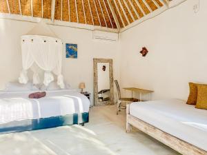 Un dormitorio con dos camas y una mesa. en Damai Villa Uluwatu - 4 Rooms with pool near Thomas Beach, en Uluwatu 29 fotos más
