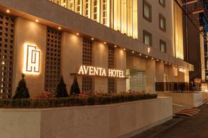 庆州Aventa Hotel的侧面有标志的建筑物