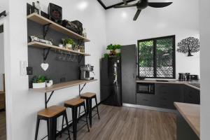 Η κουζίνα ή μικρή κουζίνα στο Flip Flop Inn South Mission Family Fun