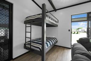 Ένα ή περισσότερα κρεβάτια σε δωμάτιο στο Flip Flop Inn South Mission Family Fun +48 φωτογραφίες