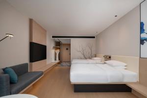 Postel nebo postele na pokoji v ubytování Fairfield by Marriott Yiwu