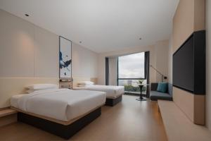 Postel nebo postele na pokoji v ubytování Fairfield by Marriott Yiwu