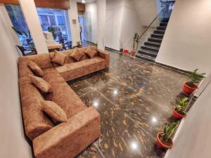 Una sala de estar con un sofá en el suelo. en Soni's Mansion-800m from Khajuraho Temples, en Khajurāho