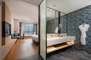 Postel nebo postele na pokoji v ubytování Fairfield by Marriott Yiwu