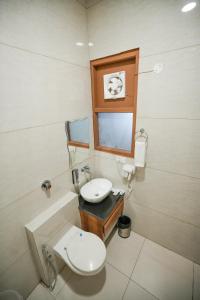 Bilik mandi di The Ambience Hotel Chandigarh Zirakpur