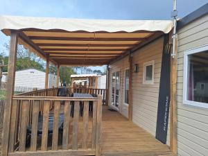 KOKUA VACANCES Mobil Homes Résidentiels camping 4 étoiles MIMIZAN PLAGE的阳台或露台