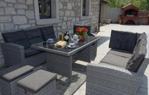 モトヴンにあるVilla Tinaのパティオ(籐の椅子2脚、テーブル付)