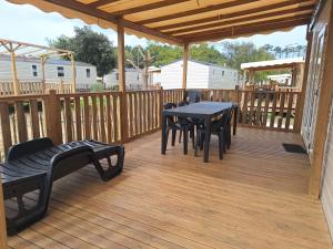 KOKUA VACANCES Mobil Homes Résidentiels camping 4 étoiles MIMIZAN PLAGE的阳台或露台