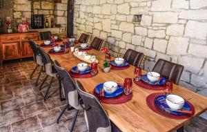 モトヴンにあるVilla Tinaの長い木製テーブル(椅子付)とテーブルアスタリング