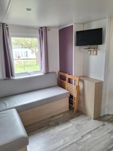 KOKUA VACANCES Mobil Homes Résidentiels camping 4 étoiles MIMIZAN PLAGE的电视和/或娱乐中心