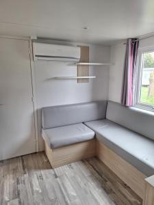 KOKUA VACANCES Mobil Homes Résidentiels camping 4 étoiles MIMIZAN PLAGE的休息区