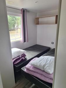 KOKUA VACANCES Mobil Homes Résidentiels camping 4 étoiles MIMIZAN PLAGE客房内的一张或多张床位